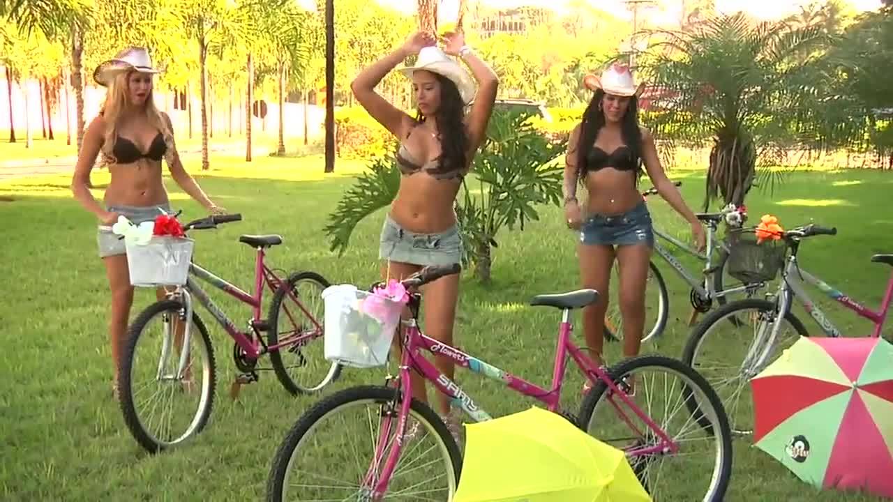 Сексапильные велосипедистки катаются в мини юбках